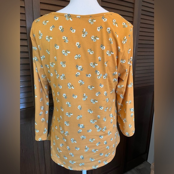 🩷3/$15 Mustard Yellow White Flowers Scoop Neck 3/4 Sleeves size L - Picture 6 of 7